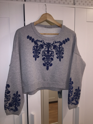 Mavi Kabartmalı Gri Crop Sweatshirt