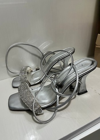 Gri taşlı Tokalı Blok Topuklu Abiye Ayakkabı - Görsel 2