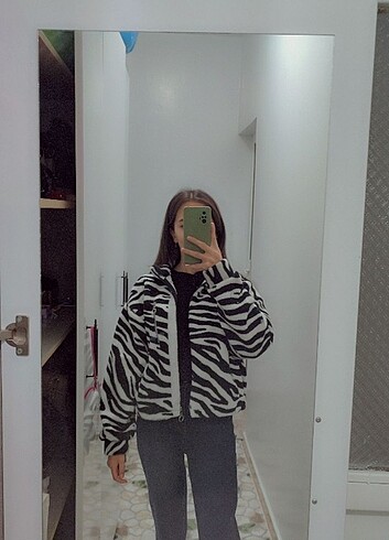 Zebra desenli peluş ceket mont. Bershka model