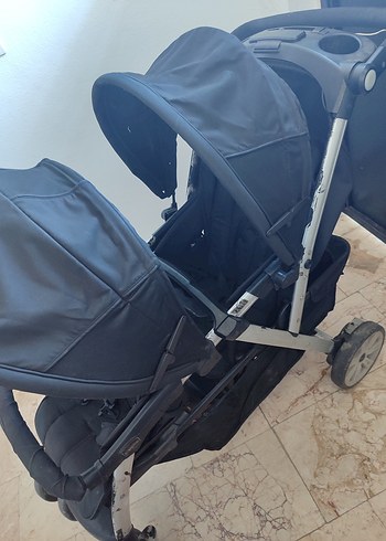 Gri ve Siyah Bebek Arabası