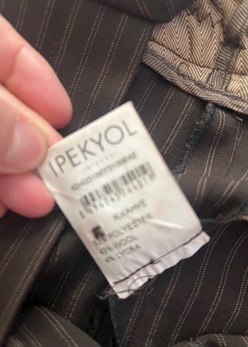 ipekyol Kahverengi ve gri çizgili kumaş üzerinde cetvel