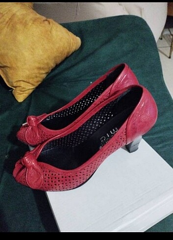 Krem kırmızı ayakkabı