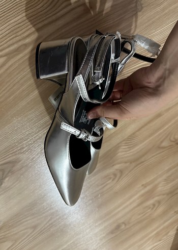 Gri Metal Tokalı Blok Topuklu Kadın Abiye Ayakkabı - Görsel 2