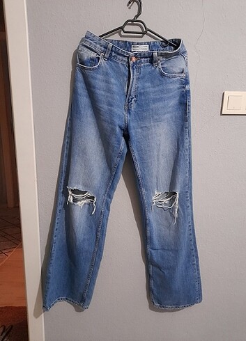 Denim bershka marka kadın yırtık kot pantolon.