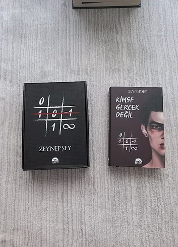 Kimse Gerçek Değil Kutulu Set