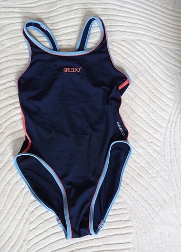 Speedo yüzücü stili mayo