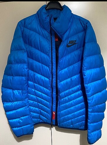 Nike kaz tüyü 550 fill doluluk oranı , gayet sıcak tutuyor.