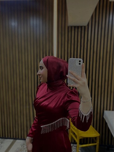 Diğer Taş detaylı bordo saten abiye ?