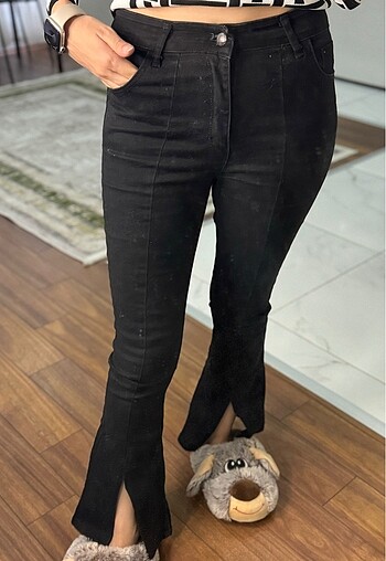 Siyah yırtmaçlı jean