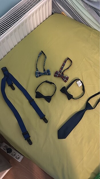 4 papyon 1 kravat bir pantolon askısı