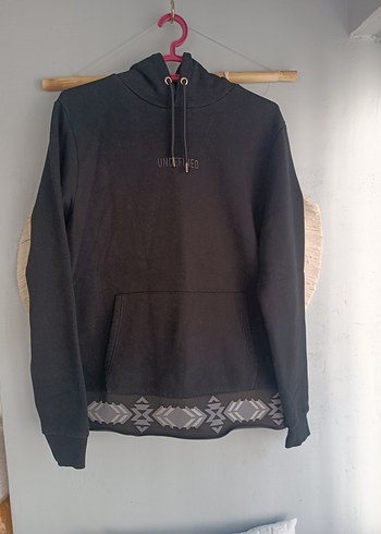 Siyah Kapüşonlu Uzun Kollu Sweatshirt
