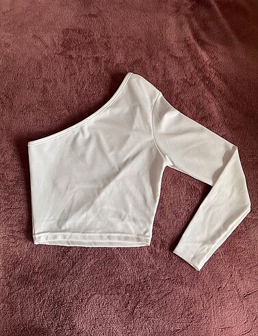 Urban Outfitters tek kollu crop top bluz