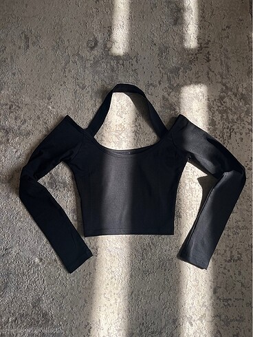 Urban Outfitters boyundan askılı crop top