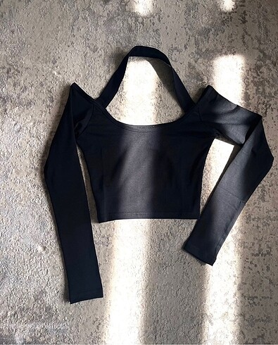 Urban Outfitters boyundan askılı crop top