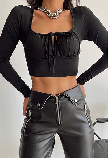 Urban Outfitters göğüs detay crop top