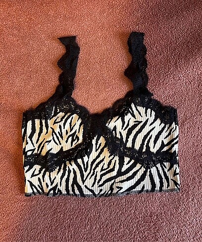 Urban Outfitters dantel crop top