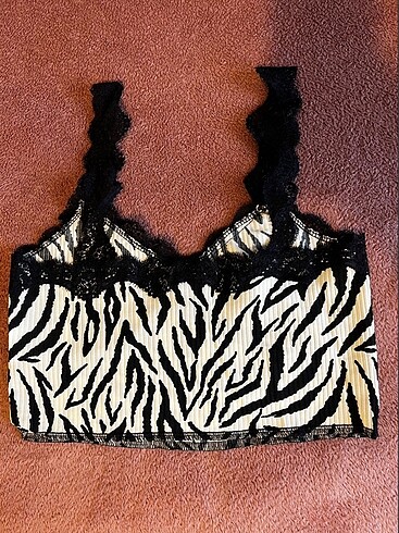 m Beden dantel detay crop top