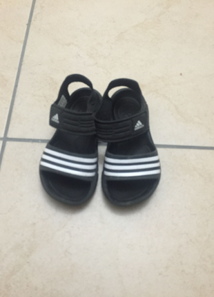 Adidas marka sandalet çok kullanışlı havuzda denizde aksam dışar