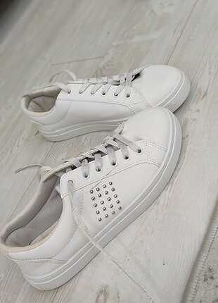 Beyaz şık spor ayakkabı 
