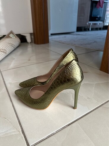 36 Beden yeşil Renk Sıfır Stiletto çok şık timsah deri yeşilimsi sarımsı