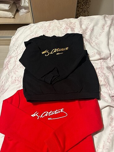 4 Yaş Beden kırmızı Renk 2 adet Atatürk yazılı sweatshirt