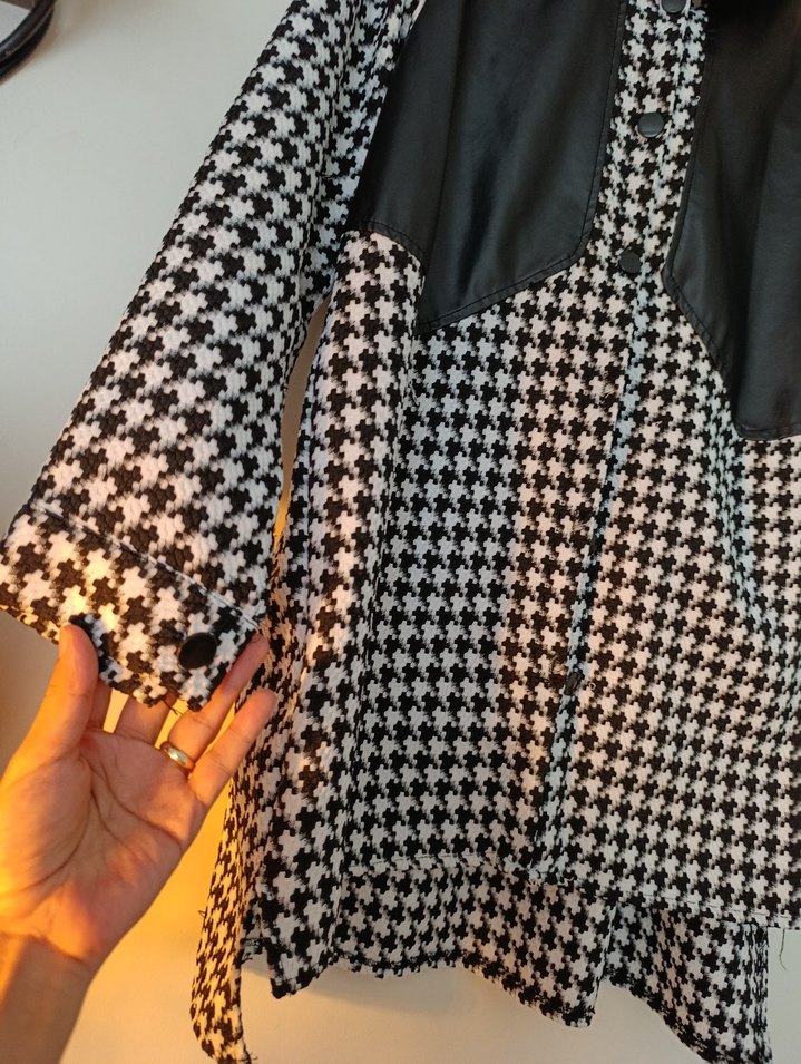 Düğmeli Siyah Beyaz Tesettür Tunik - Görsel 3