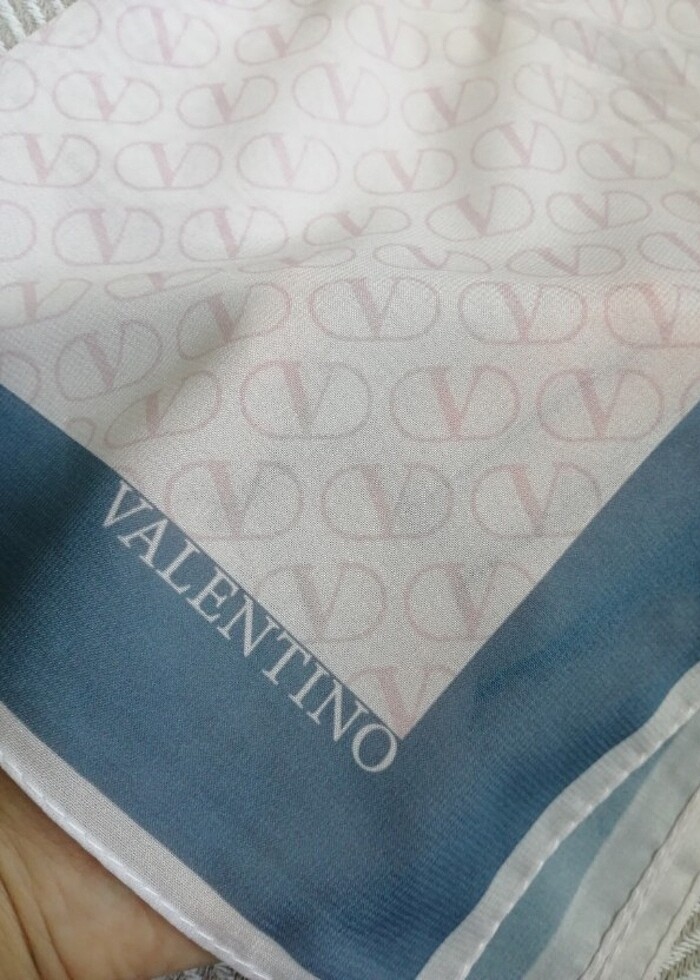 Valentino saten ipek eşarp  - Görsel 3