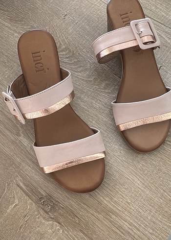 Pembe Kadın Dolgu Topuklu Tokalı Sandalet