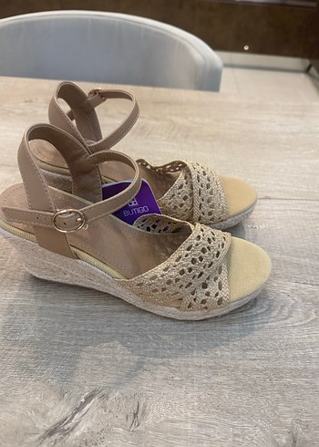 Bej Dantel Detaylı Kadın Dolgu Topuk Sandalet