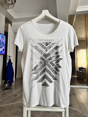 Mavi jeans erkek beyaz tshirt