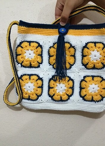 Bershka Menekşe motif örgü çanta