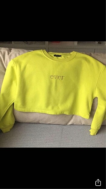 Sarı nakışlı ve şardonlu crop örme sweatshirt