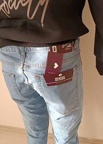 Yeni etiketi üstünde erkek kot pantolon 