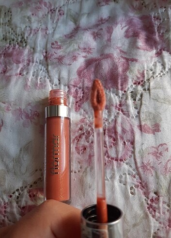  Beden Flormar Dewy Lip Glaze