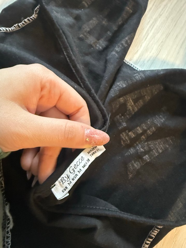 Siyah Fermuarlı Baskılı Crop Top - Görsel 3