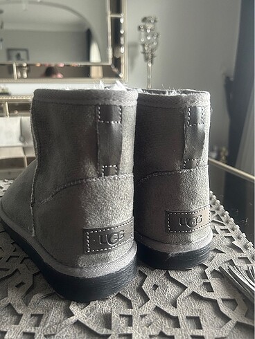 Gri Ugg