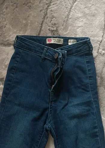 Düğmeli, normal boy, dar kesim kadın kot pantolon