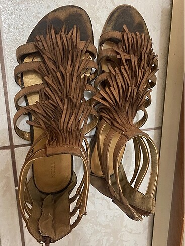 Deichmann Püskül detaylı süet sandalet
