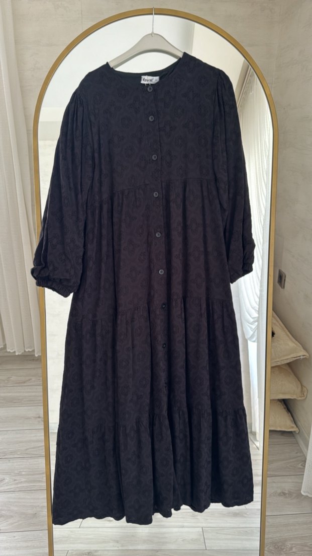 Düğmeli Siyah Nakışlı Uzun Keten Elbise - Görsel 2