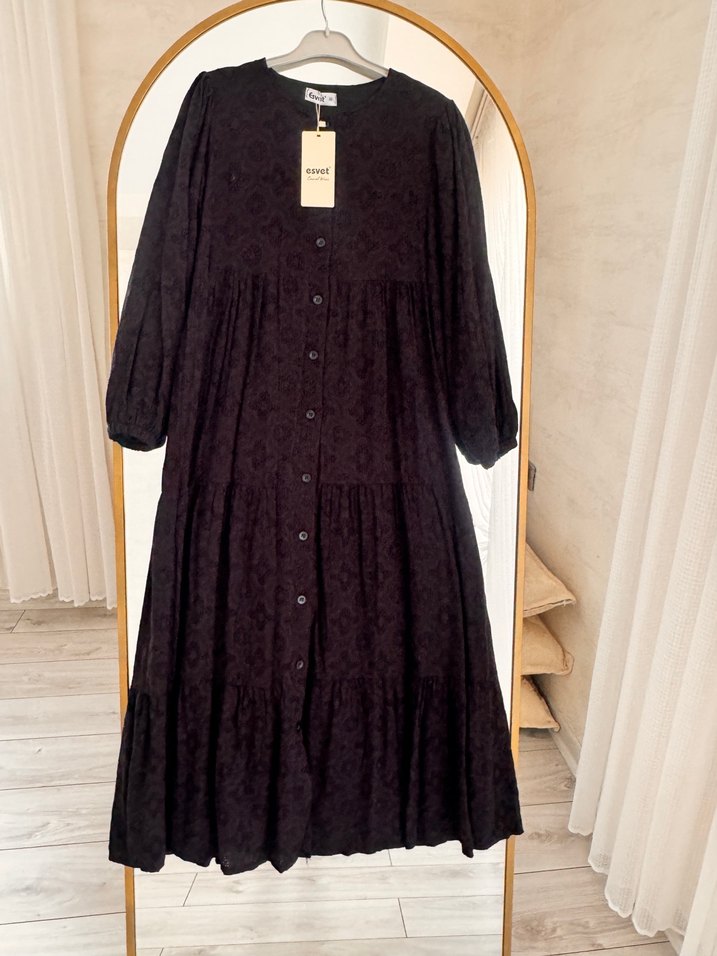 Düğmeli Siyah Nakışlı Uzun Keten Elbise - Görsel 3