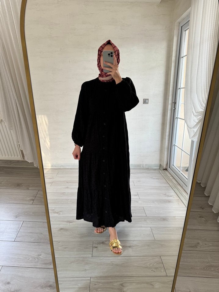 Düğmeli Siyah Nakışlı Uzun Keten Elbise - Görsel 4