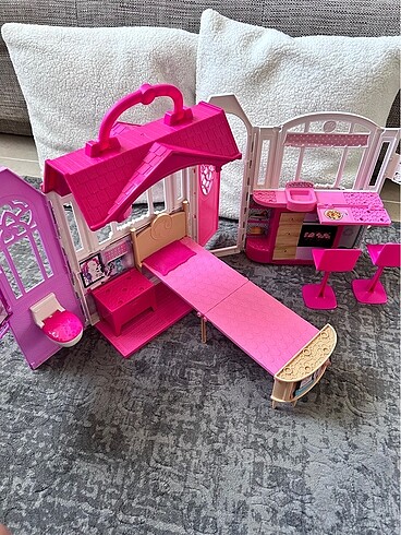 Barbie Barbie Portatif Oyun Evi Seti