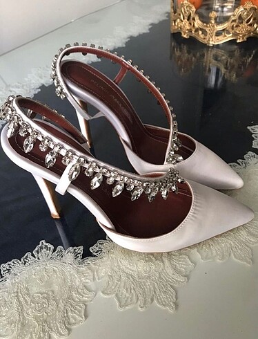 Beyaz Taşlı Stiletto