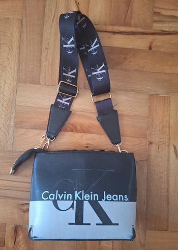 Calvin Klein Jeans Baskılı Deri Kadın Çapraz Çanta
