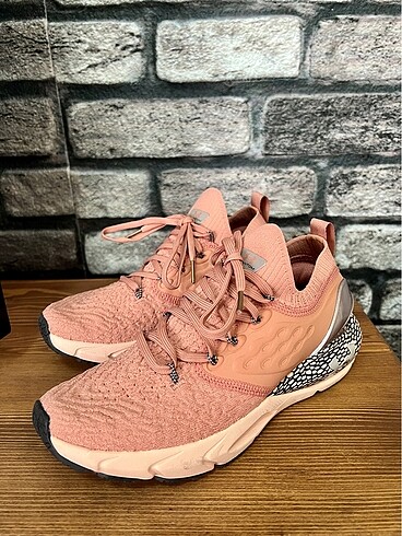 Nike Under Armour kadın koşu ayakkabısı