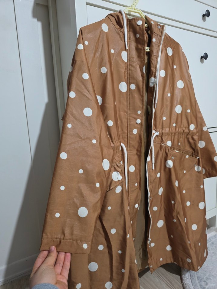 Manuka kahverengi Puantiyeli Midi Yağmurluk - Görsel 4