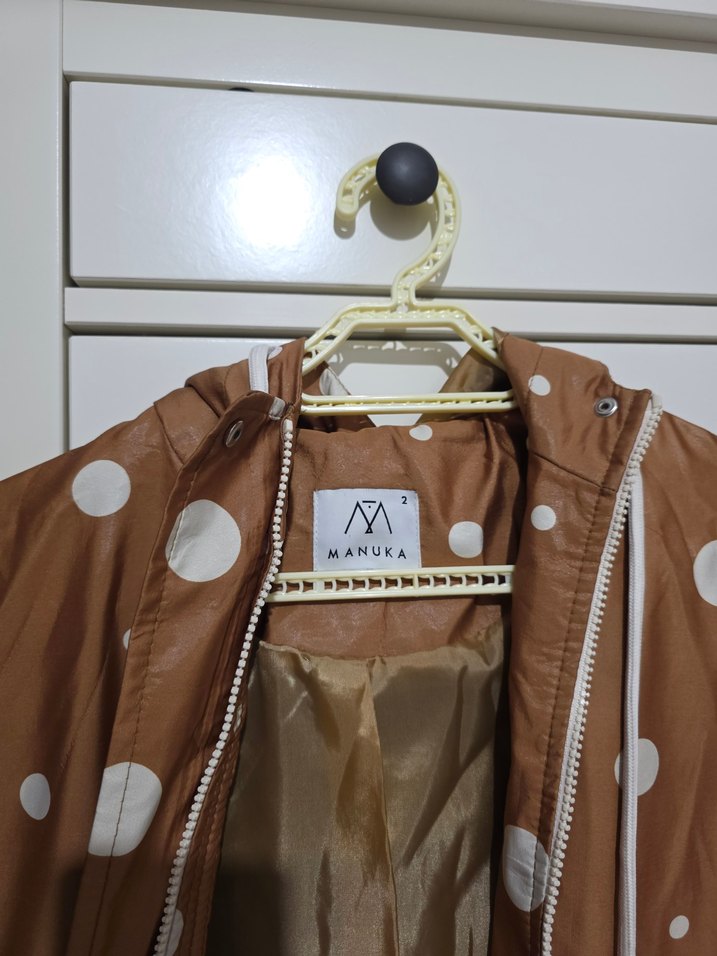 Manuka kahverengi Puantiyeli Midi Yağmurluk - Görsel 3