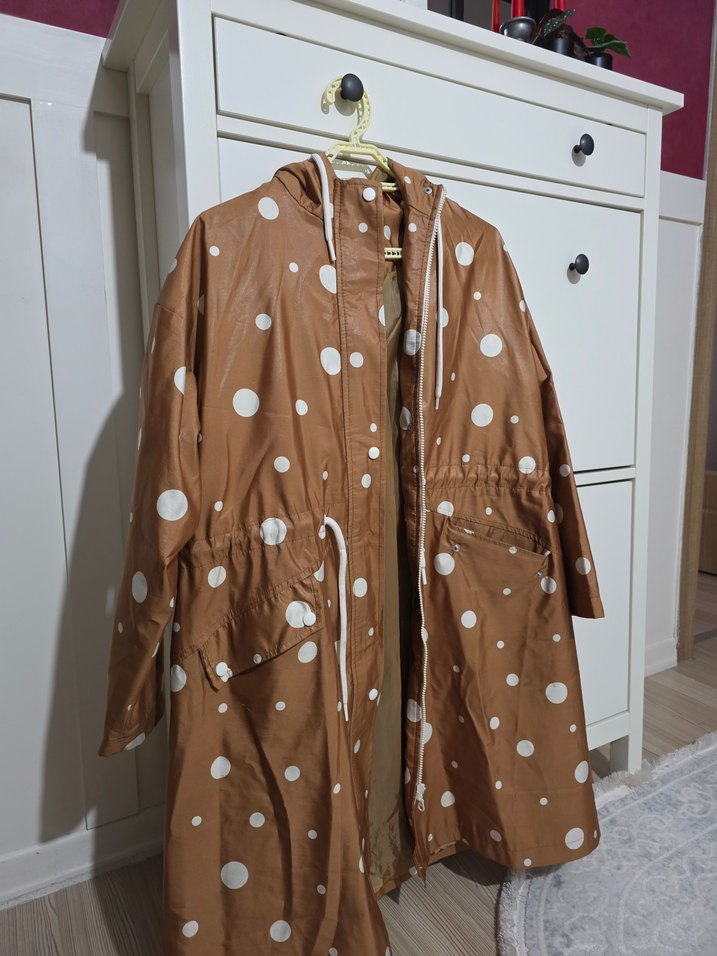 Manuka kahverengi Puantiyeli Midi Yağmurluk - Görsel 2