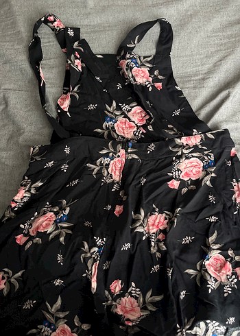 Çiçek Desenli Askılı Tulum - Görsel 2