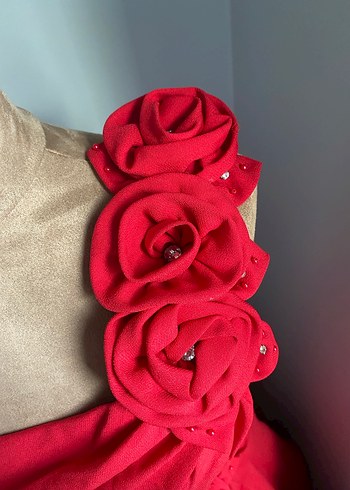 Askılı Çiçek Detaylı Kırmızı Uzun Abiye Elbise - Görsel 3